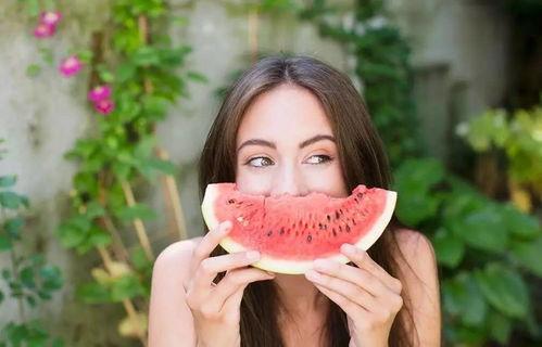 吃瓜吃的引发口角炎,警惕夏日饮食健康陷阱