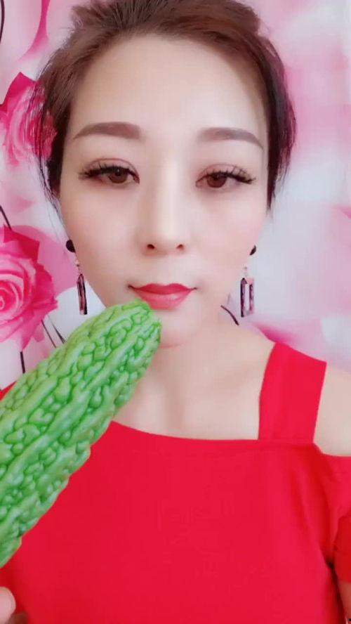 美女吃瓜苦,从吃瓜苦到感悟人生