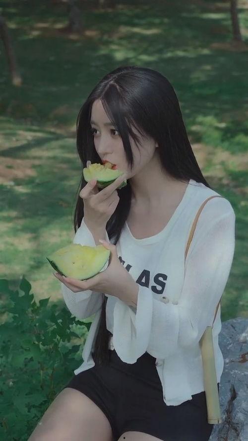 美女吃瓜苦,从吃瓜苦到感悟人生
