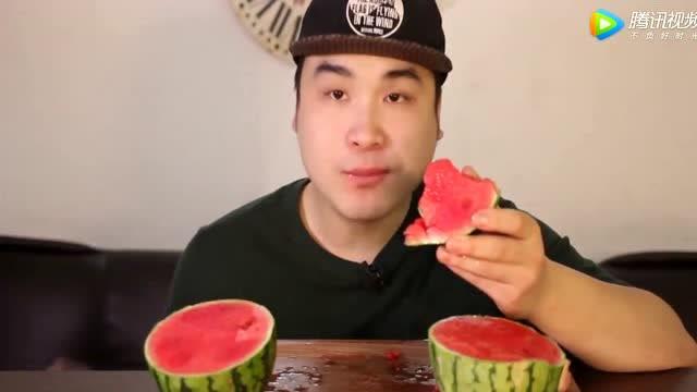 韩国胖哥吃瓜,趣味横生引网友热议