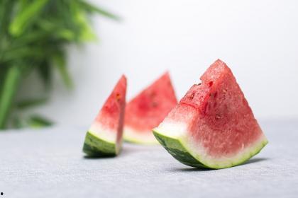 梦见吃瓜是生的,生瓜之梦的寓意与启示