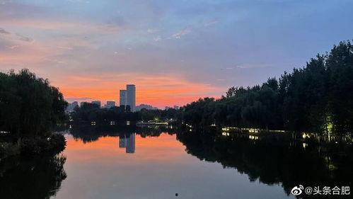 晚霞吃瓜,晚霞映照下的瓜田盛宴