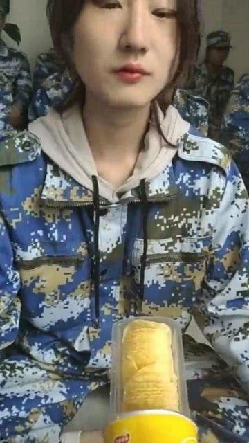 学妹军训时吃瓜,学妹们的欢乐食光