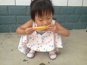 洗澡吃瓜的小朋友,小朋友洗澡吃瓜的欢乐瞬间