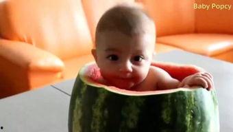 洗澡吃瓜的小朋友,小朋友洗澡吃瓜的欢乐瞬间