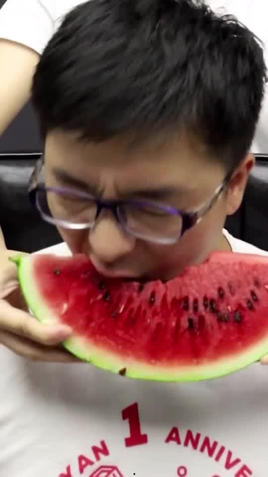 队友在线吃瓜,揭秘电竞圈幕后风云