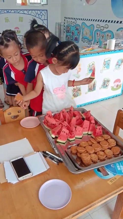 吃瓜排队中,热门事件背后的围观现象