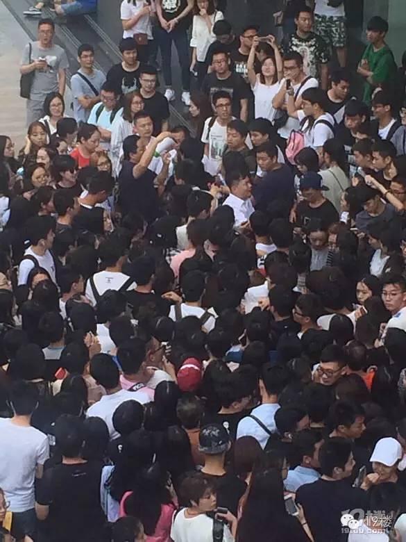 吃瓜排队中,热门事件背后的围观现象