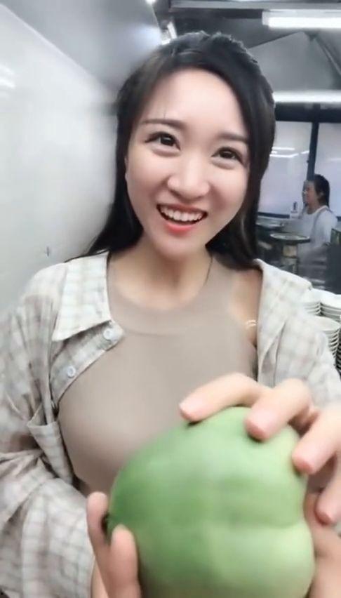 女孩问吃瓜不,一起探讨“吃瓜”的乐趣与魅力