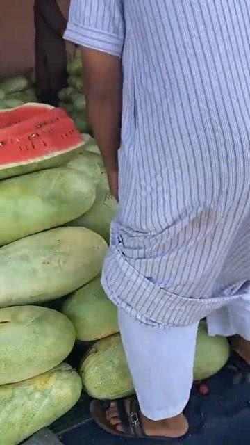 吃瓜群众吃大瓜,吃瓜群众大快朵颐，大瓜连连爆出惊人内幕