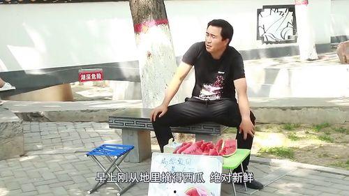 摆摊帅哥吃瓜视频