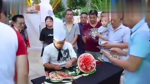 摆摊帅哥吃瓜视频