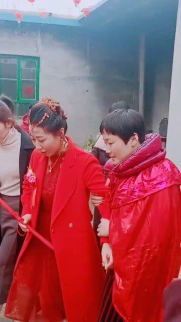 新郎吃大瓜,喜宴变闹剧