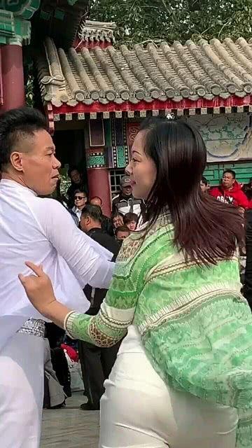 母子组合跳舞吃瓜,甜蜜瓜果香满溢