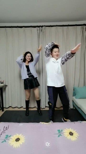 母子组合跳舞吃瓜,甜蜜瓜果香满溢