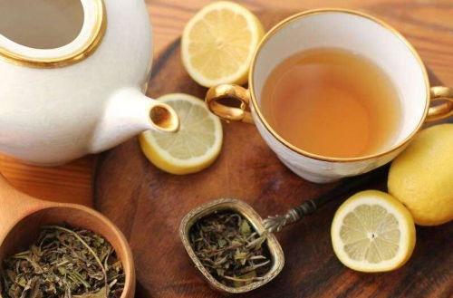 霸王茶姬冲在吃瓜,吃瓜群众的夏日消暑新宠