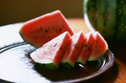 霸王茶姬冲在吃瓜,吃瓜群众的夏日消暑新宠