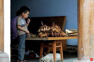 居家吃瓜拍照男生,男生展现趣味生活瞬间