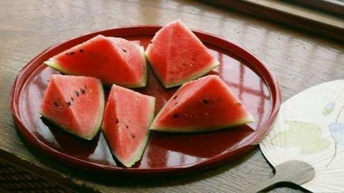 女子吃内脏的瓜,揭秘内脏美食的魅力